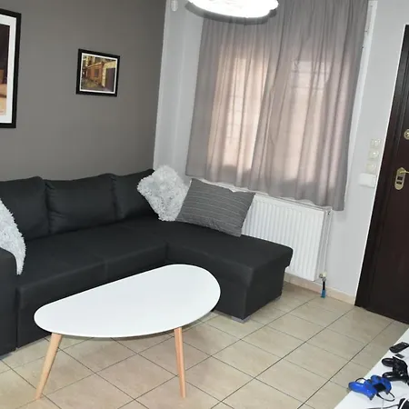 2doors & Free Parking * Larissa