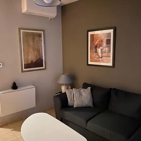 2doors & Free Parking * Larissa