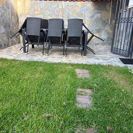 2doors & Free Parking Larissa